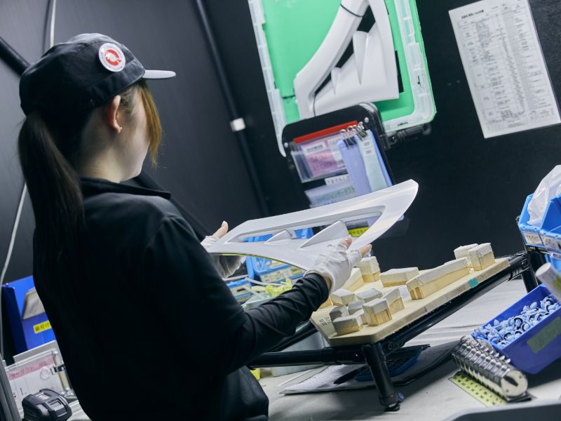 人の目で塗装検査をする写真