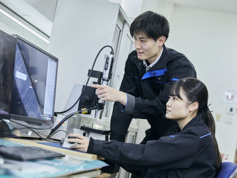 断面解析をパソコン画面で確認する写真